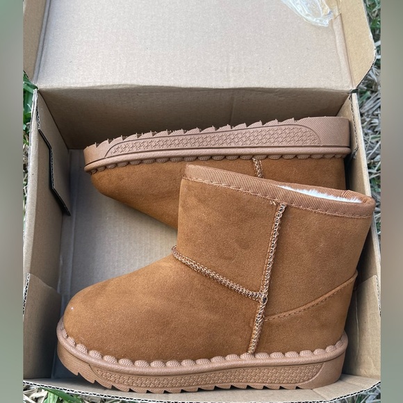 SOLD- Sold- Cozy Toddler Girls Boots - Picture 7 of 10